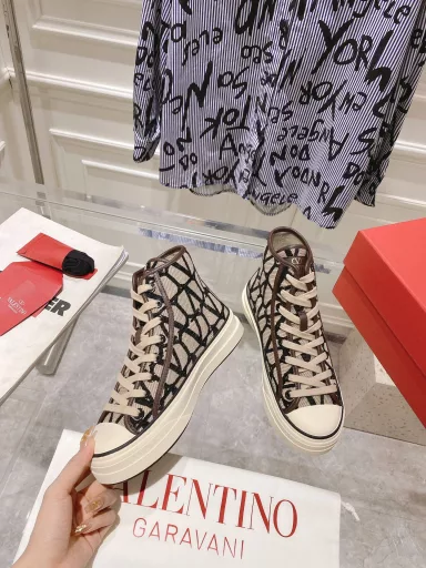 Valentino new embroidered canvas shoes🔥Original development🔥 Fabric original embroidered velvet🔥 Original outsole🔥Full set of counter packaging