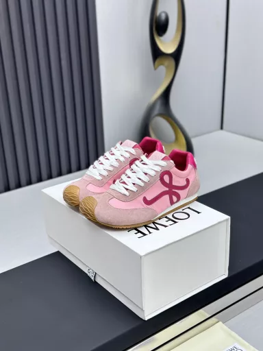 Loew*'s new Flow Runner2.0 series of new catwalk sneakersNew color matching retro series running shoes. I was attracted by this brand before. Don't miss this style. Lightweight and comfortable new color matching. Perfect for spring and summer wear. The most special thing is its outsole, which runs through the toe, sole, and heel of the shoe. The obvious logo on the side is a very low-key sneaker