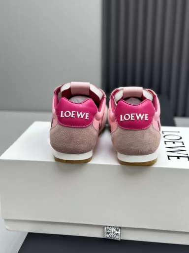 Loew*'s new Flow Runner2.0 series of new catwalk sneakersNew color matching retro series running shoes. I was attracted by this brand before. Don't miss this style. Lightweight and comfortable new color matching. Perfect for spring and summer wear. The most special thing is its outsole, which runs through the toe, sole, and heel of the shoe. The obvious logo on the side is a very low-key sneaker