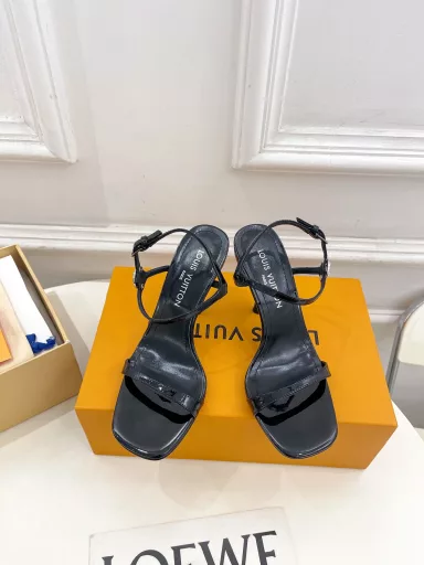 Louis Vuitton 25𝐬𝐬🧡💚2025 early spring new top version‼ ️Original versionThe latest model in the counter 6AM one-strap high-heeled sandals are now available🆕❥BS purchasing level! High-end! A popular model among bloggers at home and abroad, retro and fashionable, looks amazing on the feet! The official website's main model★