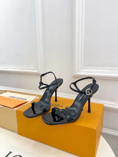 Louis Vuitton 25𝐬𝐬🧡💚2025 early spring new top version‼ ️Original versionThe latest model in the counter 6AM one-strap high-heeled sandals are now available🆕❥BS purchasing level! High-end! A popular model among bloggers at home and abroad, retro and fashionable, looks amazing on the feet! The official website's main model★