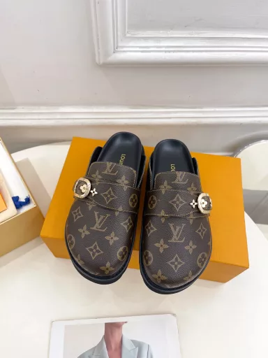 Louis Vuitton 25𝐬𝐬🧡💚2025 early spring new top version⚠️The latest LV COSY COMFORT metal buckle bread mule slippers are on sale in the counter🆕❥BS purchasing level! High-end! A popular model among bloggers at home and abroad, retro and fashionable, looks amazing on the feet! The official website's main model★