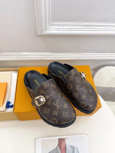 Louis Vuitton 25𝐬𝐬🧡💚2025 early spring new top version⚠️The latest LV COSY COMFORT metal buckle bread mule slippers are on sale in the counter🆕❥BS purchasing level! High-end! A popular model among bloggers at home and abroad, retro and fashionable, looks amazing on the feet! The official website's main model★