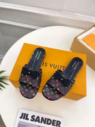 Louis Vuitton 25𝐬𝐬🧡💚2025 early spring new top version‼ ️Original versionThe latest model in the counter is LV X TM 6AM Takashi Murakami co-branded bow flat slippers. Hard goods are new🆕❥BS purchasing level! Full of high-end feeling! A model that is popular among domestic and foreign bloggers, retro and fashionable, it looks amazing on the feet! The official website’s main model★
