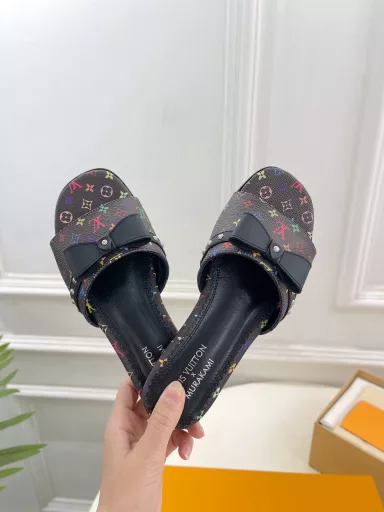 Louis Vuitton 25𝐬𝐬🧡💚2025 early spring new top version‼ ️Original versionThe latest model in the counter is LV X TM 6AM Takashi Murakami co-branded bow flat slippers. Hard goods are new🆕❥BS purchasing level! Full of high-end feeling! A model that is popular among domestic and foreign bloggers, retro and fashionable, it looks amazing on the feet! The official website’s main model★