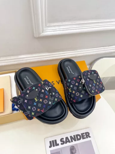 Louis Vuitton 25𝐬𝐬🧡💚2025 Spring and Summer New Products Top Edition⚠️The latest LV x TM Takashi Murakami co-branded bags and down slippers are on sale in the store 🆕❥BS purchasing level! High-end! A popular model among bloggers at home and abroad, retro and fashionable, looks amazing on the feet! The official website's main model★