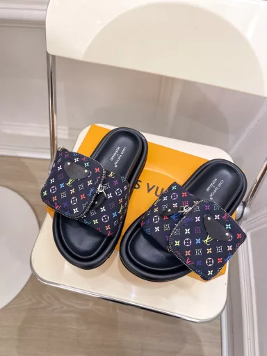 Louis Vuitton 25𝐬𝐬🧡💚2025 Spring and Summer New Products Top Edition⚠️The latest LV x TM Takashi Murakami co-branded bags and down slippers are on sale in the store 🆕❥BS purchasing level! High-end! A popular model among bloggers at home and abroad, retro and fashionable, looks amazing on the feet! The official website's main model★