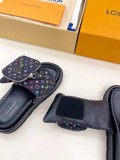 Louis Vuitton 25𝐬𝐬🧡💚2025 Spring and Summer New Products Top Edition⚠️The latest LV x TM Takashi Murakami co-branded bags and down slippers are on sale in the store 🆕❥BS purchasing level! High-end! A popular model among bloggers at home and abroad, retro and fashionable, looks amazing on the feet! The official website's main model★