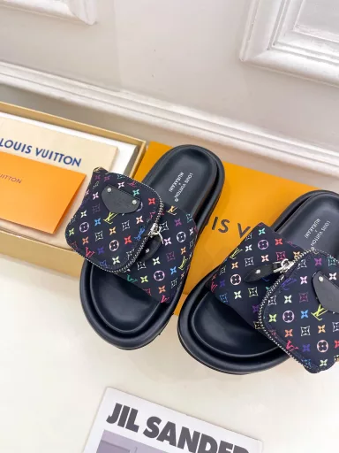 Louis Vuitton 25𝐬𝐬🧡💚2025 Spring and Summer New Products Top Edition⚠️The latest LV x TM Takashi Murakami co-branded bags and down slippers are on sale in the store 🆕❥BS purchasing level! High-end! A popular model among bloggers at home and abroad, retro and fashionable, looks amazing on the feet! The official website's main model★