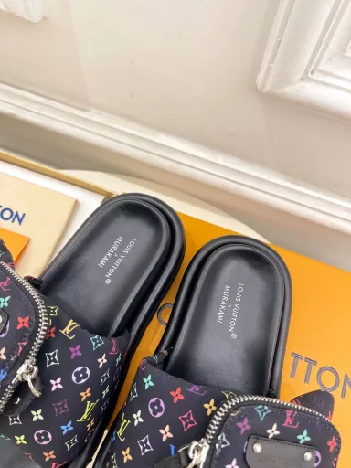 Louis Vuitton 25𝐬𝐬🧡💚2025 Spring and Summer New Products Top Edition⚠️The latest LV x TM Takashi Murakami co-branded bags and down slippers are on sale in the store 🆕❥BS purchasing level! High-end! A popular model among bloggers at home and abroad, retro and fashionable, looks amazing on the feet! The official website's main model★