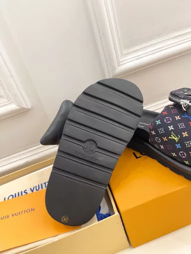 Louis Vuitton 25𝐬𝐬🧡💚2025 Spring and Summer New Products Top Edition⚠️The latest LV x TM Takashi Murakami co-branded bags and down slippers are on sale in the store 🆕❥BS purchasing level! High-end! A popular model among bloggers at home and abroad, retro and fashionable, looks amazing on the feet! The official website's main model★