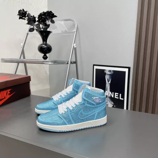 Air Jordan Nike joint 24vs spring and summer latest king bomb series…[Couple hot diamond casual shoes]The only high-top shoes with cowhide color matching, Nike Qiaoyi couple fur shoes opened the eyes of shoe fans, various unexpected design creativity, diamond color matching scheme brought a lot of surprises to everyone, the color matching hidden in the upper is quite unique, low-key showing the identity of the shoe, a must-have style for fashionistas, really good-looking on the feet can not help but…