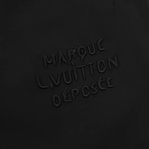 Louis Vuitton LV solid color drawstring straight embroidered wool trousersXu Minghao's same style, original purchase and development, using newly cut sheep wool spinning and dyeing fabrics, dust-free anti-static workshop high-speed rapier woven embryos, double-sided weaving method, reverse satin texture, front hemp texture, matching 60s cotton imitation Tencel twill pocket cloth, with the most letter embroidery near the front pocket, the embroidery still uses imported Behringer 10,000-needle embroidery, the font is full and the restoration is extremely high