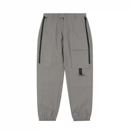 Dior zipper work pantsOriginal custom-made high-quality fabric development, excellent texture, very comfortable to wear, full of wrinkles on the technical fabric, perfect quality restoration, sealed long zipper design, full of details, classic brand version, excellent effect on the body, full set of custom accessories, three labels and tags.