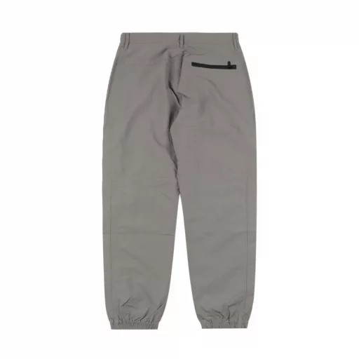 Dior zipper work pantsOriginal custom-made high-quality fabric development, excellent texture, very comfortable to wear, full of wrinkles on the technical fabric, perfect quality restoration, sealed long zipper design, full of details, classic brand version, excellent effect on the body, full set of custom accessories, three labels and tags.