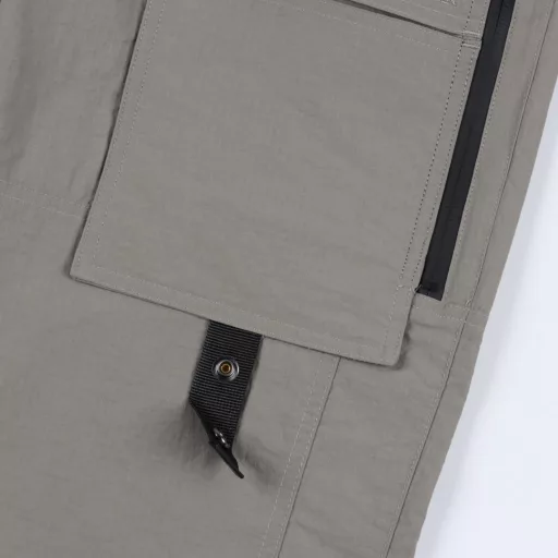 Dior zipper work pantsOriginal custom-made high-quality fabric development, excellent texture, very comfortable to wear, full of wrinkles on the technical fabric, perfect quality restoration, sealed long zipper design, full of details, classic brand version, excellent effect on the body, full set of custom accessories, three labels and tags.