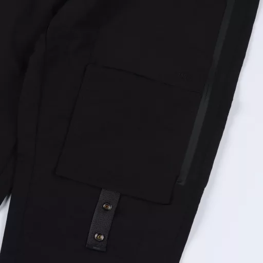 Dior zipper work pantsOriginal custom-made high-quality fabric development, excellent texture, very comfortable to wear, full of wrinkles on the technical fabric, perfect quality restoration, sealed long zipper design, full of details, classic brand version, excellent effect on the body, full set of custom accessories, three labels and tags.