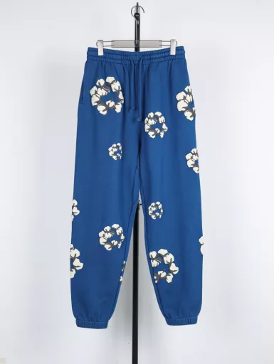 Denim tears 24Fw CPFM joint cotton foam printed trousers-blackThe fabric is made of 500g high weight, super heavy double yarn coarse grain fabric, and the printing is all made by thermosetting ink foaming three-dimensional printing process. The thermosetting ink foaming printing needs white slurry as the base and then covered with five layers of thermosetting ink printing to enter the tunnel for hot drying to make the printing rise. Without white slurry, the printing will become very wrinkled, and this kind of printing is very challenging for the workers' experience. If the temperature is too low and the hot drying time is too short, the printing will not take shape. If the temperature is too high and the hot drying time is too long, the printing will crack, which is really difficult to deal with. The surface of the printing is not smooth but has a texture. The surface of the flower is not smooth but has a texture. The color is off-white, the details are full of texture, the original version is consistent with the short and wide version, the version is restored to its original flavor, and no changes are made. The main label, collar label + washing ingredient label + tag, and the full set of accessories are all customized, genuine grade
