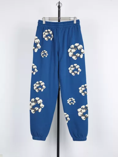 Denim tears 24Fw CPFM joint cotton foam printed trousers-blackThe fabric is made of 500g high weight, super heavy double yarn coarse grain fabric, and the printing is all made by thermosetting ink foaming three-dimensional printing process. The thermosetting ink foaming printing needs white slurry as the base and then covered with five layers of thermosetting ink printing to enter the tunnel for hot drying to make the printing rise. Without white slurry, the printing will become very wrinkled, and this kind of printing is very challenging for the workers' experience. If the temperature is too low and the hot drying time is too short, the printing will not take shape. If the temperature is too high and the hot drying time is too long, the printing will crack, which is really difficult to deal with. The surface of the printing is not smooth but has a texture. The surface of the flower is not smooth but has a texture. The color is off-white, the details are full of texture, the original version is consistent with the short and wide version, the version is restored to its original flavor, and no changes are made. The main label, collar label + washing ingredient label + tag, and the full set of accessories are all customized, genuine grade