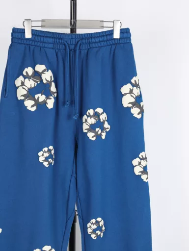 Denim tears 24Fw CPFM joint cotton foam printed trousers-blackThe fabric is made of 500g high weight, super heavy double yarn coarse grain fabric, and the printing is all made by thermosetting ink foaming three-dimensional printing process. The thermosetting ink foaming printing needs white slurry as the base and then covered with five layers of thermosetting ink printing to enter the tunnel for hot drying to make the printing rise. Without white slurry, the printing will become very wrinkled, and this kind of printing is very challenging for the workers' experience. If the temperature is too low and the hot drying time is too short, the printing will not take shape. If the temperature is too high and the hot drying time is too long, the printing will crack, which is really difficult to deal with. The surface of the printing is not smooth but has a texture. The surface of the flower is not smooth but has a texture. The color is off-white, the details are full of texture, the original version is consistent with the short and wide version, the version is restored to its original flavor, and no changes are made. The main label, collar label + washing ingredient label + tag, and the full set of accessories are all customized, genuine grade