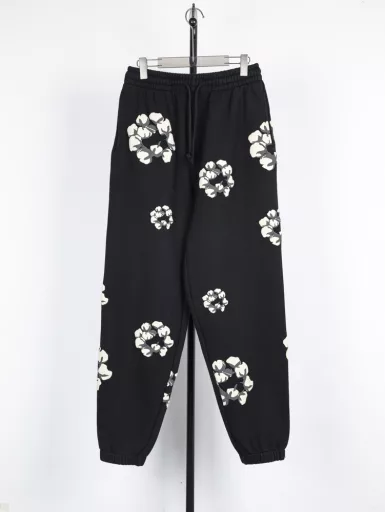 Denim tears 24Fw CPFM joint cotton foam printed trousers-blackThe fabric is made of 500g high weight, super heavy double yarn coarse grain fabric, and the printing is all made by thermosetting ink foaming three-dimensional printing process. The thermosetting ink foaming printing needs white slurry as the base and then covered with five layers of thermosetting ink printing to enter the tunnel for hot drying to make the printing rise. Without white slurry, the printing will become very wrinkled, and this kind of printing is very challenging for the workers' experience. If the temperature is too low and the hot drying time is too short, the printing will not take shape. If the temperature is too high and the hot drying time is too long, the printing will crack, which is really difficult to deal with. The surface of the printing is not smooth but has a texture. The surface of the flower is not smooth but has a texture. The color is off-white, the details are full of texture, the original version is consistent with the short and wide version, the version is restored to its original flavor, and no changes are made. The main label, collar label + washing ingredient label + tag, and the full set of accessories are all customized, genuine grade