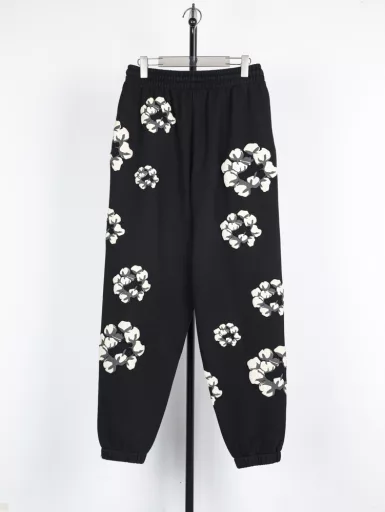 Denim tears 24Fw CPFM joint cotton foam printed trousers-blackThe fabric is made of 500g high weight, super heavy double yarn coarse grain fabric, and the printing is all made by thermosetting ink foaming three-dimensional printing process. The thermosetting ink foaming printing needs white slurry as the base and then covered with five layers of thermosetting ink printing to enter the tunnel for hot drying to make the printing rise. Without white slurry, the printing will become very wrinkled, and this kind of printing is very challenging for the workers' experience. If the temperature is too low and the hot drying time is too short, the printing will not take shape. If the temperature is too high and the hot drying time is too long, the printing will crack, which is really difficult to deal with. The surface of the printing is not smooth but has a texture. The surface of the flower is not smooth but has a texture. The color is off-white, the details are full of texture, the original version is consistent with the short and wide version, the version is restored to its original flavor, and no changes are made. The main label, collar label + washing ingredient label + tag, and the full set of accessories are all customized, genuine grade