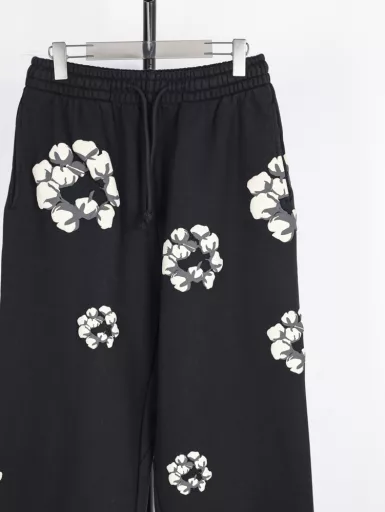 Denim tears 24Fw CPFM joint cotton foam printed trousers-blackThe fabric is made of 500g high weight, super heavy double yarn coarse grain fabric, and the printing is all made by thermosetting ink foaming three-dimensional printing process. The thermosetting ink foaming printing needs white slurry as the base and then covered with five layers of thermosetting ink printing to enter the tunnel for hot drying to make the printing rise. Without white slurry, the printing will become very wrinkled, and this kind of printing is very challenging for the workers' experience. If the temperature is too low and the hot drying time is too short, the printing will not take shape. If the temperature is too high and the hot drying time is too long, the printing will crack, which is really difficult to deal with. The surface of the printing is not smooth but has a texture. The surface of the flower is not smooth but has a texture. The color is off-white, the details are full of texture, the original version is consistent with the short and wide version, the version is restored to its original flavor, and no changes are made. The main label, collar label + washing ingredient label + tag, and the full set of accessories are all customized, genuine grade