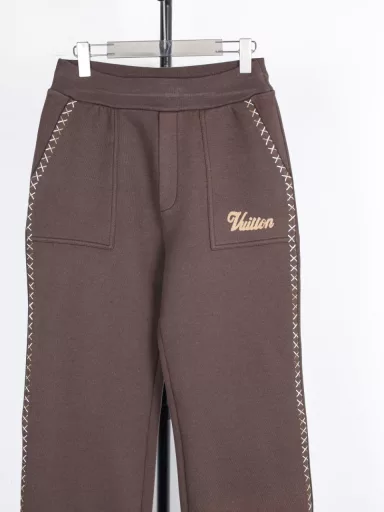 1v side X-shaped gradient trousers, brownFabric: Exclusive 40-count high-quality soft cloud cotton air layer double-sided cloth, 380 grams, soft cloud cotton air weaving process, the fabric is as soft as clouds, comfortable and close to the skin, and the fabric feel and material are the same as the original.Pocket lining: 32-count double yarn fine cotton cloth, 220 gramsRibbing: 26-count double yarn fine cotton 1×1 ribbedCrafts:This style is divided into two processes: 