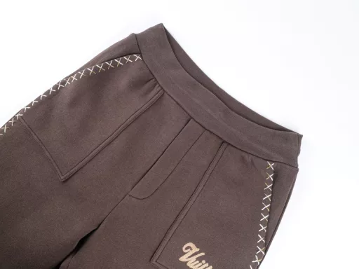 1v side X-shaped gradient trousers, brownFabric: Exclusive 40-count high-quality soft cloud cotton air layer double-sided cloth, 380 grams, soft cloud cotton air weaving process, the fabric is as soft as clouds, comfortable and close to the skin, and the fabric feel and material are the same as the original.Pocket lining: 32-count double yarn fine cotton cloth, 220 gramsRibbing: 26-count double yarn fine cotton 1×1 ribbedCrafts:This style is divided into two processes: 