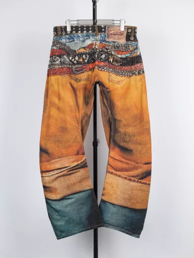 Denim trousers with multiple belt patternsThe woven canvas textured cotton fabric is thicker and stiffer than the previous chain print pants fabric. It looks more three-dimensional with the 2006 scimitar pants shape, and the coloring effect is also very good. Let's talk about the printing part. 3D printing cold transfer technology, after the plate is received, it is sent to scan and make files as soon as possible. A pair of pants must be divided into several areas for separate printing. In addition to the scimitar pattern, the pants must be spread out and flattened. After comparing with the original, adjustments are made slowly, including color, shape and other details. In particular, the waistband binding is really debugged several times to achieve the unique realistic visual effect of the bulk goods. The assembly of the garment also needs to be aligned and spliced. The scimitar pattern adds a lot of difficulty to the alignment. Each one hides many processes. After that, it is washed once to make it soft and ensure the three-dimensional effect. A full set of accessories is customized