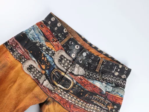 Denim trousers with multiple belt patternsThe woven canvas textured cotton fabric is thicker and stiffer than the previous chain print pants fabric. It looks more three-dimensional with the 2006 scimitar pants shape, and the coloring effect is also very good. Let's talk about the printing part. 3D printing cold transfer technology, after the plate is received, it is sent to scan and make files as soon as possible. A pair of pants must be divided into several areas for separate printing. In addition to the scimitar pattern, the pants must be spread out and flattened. After comparing with the original, adjustments are made slowly, including color, shape and other details. In particular, the waistband binding is really debugged several times to achieve the unique realistic visual effect of the bulk goods. The assembly of the garment also needs to be aligned and spliced. The scimitar pattern adds a lot of difficulty to the alignment. Each one hides many processes. After that, it is washed once to make it soft and ensure the three-dimensional effect. A full set of accessories is customized
