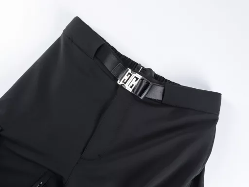 Gvc 24Fw 4G waist buckle overallsOriginal purchase, all samples disassembled, all fabrics and accessories are customized, woven nylon mountaineering 100% nylon four-way stretch fabric, reverse pearl dot texture, customized, the fabric is elastic, waterproof, anti-static, skin-friendly and breathable, can be worn for commuting in all seasons, the fabric is also waterproof, the super thick waistband webbing is all woven and dyed, the double-sided texture is very special, without woven and dyed, this effect cannot be achieved, all patchwork leather is litchi grain leather, the placket is molded 4G Logo buckle, 4G-shaped snap buckle at the end of the zipper, genuine 3YG model genuine YKK spring buckle zipper for the placket, double-sided logo of No. 5 zipper for pocket zippers, large-sized hollow metal buckle customized by mold + large-sized high-elastic nylon buckle customized by mold, rich experience in sewing at the joint of trouser legs and pockets, neat stitching with three-dimensional structure cutting, combined with Velcro decorative pockets, perfect alignment at the interface, the legs are designed with multiple pockets in layers, plus Velcro buckles, using bobbin sewing technology, through two back and forth sewing lines, and then manually splitting the seams, ironing to shape and trimming the seams, low daily output, high loss, expensive processing unit price, very long production cycle, elastic rubber band on the back of the waist, and adjustable tightness at the front socket, this pair of pants is longer, the original version is restored without any changes, and the length can be modified by yourself