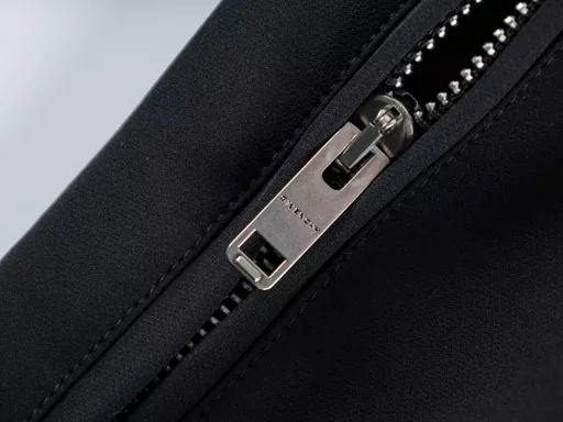 Gvc 24Fw 4G waist buckle overallsOriginal purchase, all samples disassembled, all fabrics and accessories are customized, woven nylon mountaineering 100% nylon four-way stretch fabric, reverse pearl dot texture, customized, the fabric is elastic, waterproof, anti-static, skin-friendly and breathable, can be worn for commuting in all seasons, the fabric is also waterproof, the super thick waistband webbing is all woven and dyed, the double-sided texture is very special, without woven and dyed, this effect cannot be achieved, all patchwork leather is litchi grain leather, the placket is molded 4G Logo buckle, 4G-shaped snap buckle at the end of the zipper, genuine 3YG model genuine YKK spring buckle zipper for the placket, double-sided logo of No. 5 zipper for pocket zippers, large-sized hollow metal buckle customized by mold + large-sized high-elastic nylon buckle customized by mold, rich experience in sewing at the joint of trouser legs and pockets, neat stitching with three-dimensional structure cutting, combined with Velcro decorative pockets, perfect alignment at the interface, the legs are designed with multiple pockets in layers, plus Velcro buckles, using bobbin sewing technology, through two back and forth sewing lines, and then manually splitting the seams, ironing to shape and trimming the seams, low daily output, high loss, expensive processing unit price, very long production cycle, elastic rubber band on the back of the waist, and adjustable tightness at the front socket, this pair of pants is longer, the original version is restored without any changes, and the length can be modified by yourself