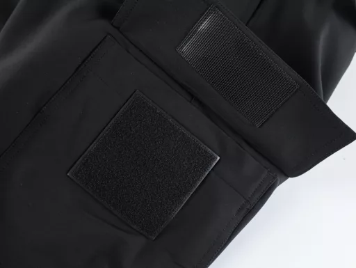 Gvc 24Fw 4G waist buckle overallsOriginal purchase, all samples disassembled, all fabrics and accessories are customized, woven nylon mountaineering 100% nylon four-way stretch fabric, reverse pearl dot texture, customized, the fabric is elastic, waterproof, anti-static, skin-friendly and breathable, can be worn for commuting in all seasons, the fabric is also waterproof, the super thick waistband webbing is all woven and dyed, the double-sided texture is very special, without woven and dyed, this effect cannot be achieved, all patchwork leather is litchi grain leather, the placket is molded 4G Logo buckle, 4G-shaped snap buckle at the end of the zipper, genuine 3YG model genuine YKK spring buckle zipper for the placket, double-sided logo of No. 5 zipper for pocket zippers, large-sized hollow metal buckle customized by mold + large-sized high-elastic nylon buckle customized by mold, rich experience in sewing at the joint of trouser legs and pockets, neat stitching with three-dimensional structure cutting, combined with Velcro decorative pockets, perfect alignment at the interface, the legs are designed with multiple pockets in layers, plus Velcro buckles, using bobbin sewing technology, through two back and forth sewing lines, and then manually splitting the seams, ironing to shape and trimming the seams, low daily output, high loss, expensive processing unit price, very long production cycle, elastic rubber band on the back of the waist, and adjustable tightness at the front socket, this pair of pants is longer, the original version is restored without any changes, and the length can be modified by yourself