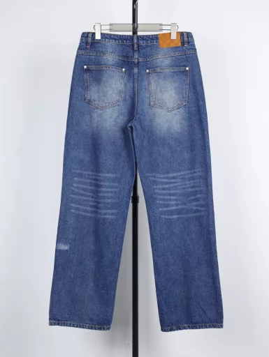 1v 25ss Sun-faded denim trousersUsing cotton denim to create a loose silhouette, it appears in a sun-faded effect. On the 2025 Spring and Summer show, the pockets are decorated with Marque Déposée suede patches, and the pearlescent buttons and studs show elegance. The overall line is straight and delicate, the fabric is comfortable and soft, and the color is consistent without color difference. It can be matched with the same style to create a fashionable look, suitable for various occasions, customized accessories, complete three labels, and the same style for men and women