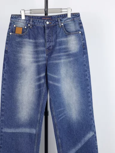 1v 25ss Sun-faded denim trousersUsing cotton denim to create a loose silhouette, it appears in a sun-faded effect. On the 2025 Spring and Summer show, the pockets are decorated with Marque Déposée suede patches, and the pearlescent buttons and studs show elegance. The overall line is straight and delicate, the fabric is comfortable and soft, and the color is consistent without color difference. It can be matched with the same style to create a fashionable look, suitable for various occasions, customized accessories, complete three labels, and the same style for men and women