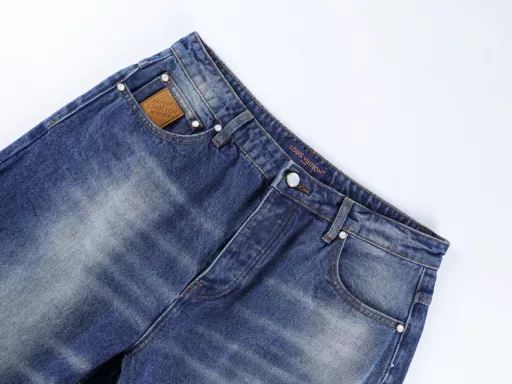 1v 25ss Sun-faded denim trousersUsing cotton denim to create a loose silhouette, it appears in a sun-faded effect. On the 2025 Spring and Summer show, the pockets are decorated with Marque Déposée suede patches, and the pearlescent buttons and studs show elegance. The overall line is straight and delicate, the fabric is comfortable and soft, and the color is consistent without color difference. It can be matched with the same style to create a fashionable look, suitable for various occasions, customized accessories, complete three labels, and the same style for men and women