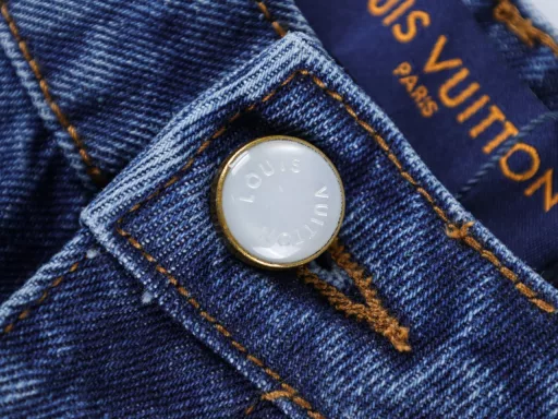 1v 25ss Sun-faded denim trousersUsing cotton denim to create a loose silhouette, it appears in a sun-faded effect. On the 2025 Spring and Summer show, the pockets are decorated with Marque Déposée suede patches, and the pearlescent buttons and studs show elegance. The overall line is straight and delicate, the fabric is comfortable and soft, and the color is consistent without color difference. It can be matched with the same style to create a fashionable look, suitable for various occasions, customized accessories, complete three labels, and the same style for men and women