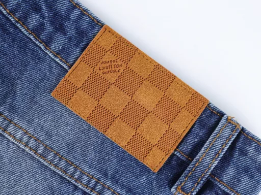 1v 25ss Sun-faded denim trousersUsing cotton denim to create a loose silhouette, it appears in a sun-faded effect. On the 2025 Spring and Summer show, the pockets are decorated with Marque Déposée suede patches, and the pearlescent buttons and studs show elegance. The overall line is straight and delicate, the fabric is comfortable and soft, and the color is consistent without color difference. It can be matched with the same style to create a fashionable look, suitable for various occasions, customized accessories, complete three labels, and the same style for men and women