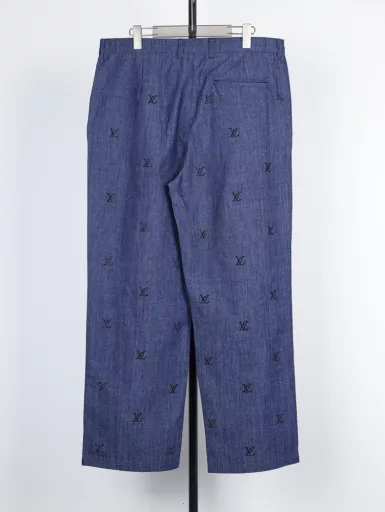 1v 25ss Monochrome Rhinestone PantsMade of custom cotton fabric, full-length Blason pattern, custom pearlescent buttons, this long-sleeved pajama-style shirt uses chambray to renew evening wear design, combining casual atmosphere and elegant style, full-length Blason pattern shows gorgeous brushstrokes, trim and open collar highlight exquisite details, can be combined with the same style to create a festive look, custom accessories, three complete labels, unisex style