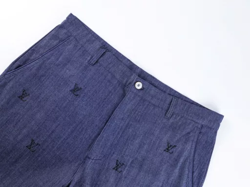1v 25ss Monochrome Rhinestone PantsMade of custom cotton fabric, full-length Blason pattern, custom pearlescent buttons, this long-sleeved pajama-style shirt uses chambray to renew evening wear design, combining casual atmosphere and elegant style, full-length Blason pattern shows gorgeous brushstrokes, trim and open collar highlight exquisite details, can be combined with the same style to create a festive look, custom accessories, three complete labels, unisex style