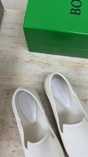 BOTTEGA VENET minimalist flat loafersReal loafers, super comfortable, cloud-like ☁️Women's Astaire loafersBlue, lychee-grained leather is another popular trend today, the ceilingExquisite flat sole, wrapped fabric, same color heel leather, carefully designed, never sloppy, durable and comfortable💯Used the same material as the originalSoft and smooth materialSexy and comfortableHand-sewn craftsmanshipThe inner lining of the foot pad is made of sheepskin, comfortable and high-end✅The outsole is made of the original mold, consistent with the genuine leather outsoleCompared to the standard💯Using original packaging✅The shoe bag uses the rubber logo printing process, the highest end in the market✅Using hot melt glue to shape the toe and heel, easy to rebound and not deform✅High heel series, wrapped fabric technologyUsing Italian computer sewing machine for upper stitching, fine workmanship💯Using original packaging, three-in-one box, treat customers sincerely