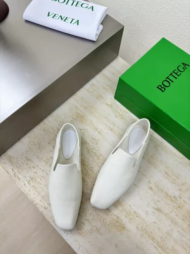 BOTTEGA VENET minimalist flat loafersReal loafers, super comfortable, cloud-like ☁️Women's Astaire loafersBlue, lychee-grained leather is another popular trend today, the ceilingExquisite flat sole, wrapped fabric, same color heel leather, carefully designed, never sloppy, durable and comfortable💯Used the same material as the originalSoft and smooth materialSexy and comfortableHand-sewn craftsmanshipThe inner lining of the foot pad is made of sheepskin, comfortable and high-end✅The outsole is made of the original mold, consistent with the genuine leather outsoleCompared to the standard💯Using original packaging✅The shoe bag uses the rubber logo printing process, the highest end in the market✅Using hot melt glue to shape the toe and heel, easy to rebound and not deform✅High heel series, wrapped fabric technologyUsing Italian computer sewing machine for upper stitching, fine workmanship💯Using original packaging, three-in-one box, treat customers sincerely