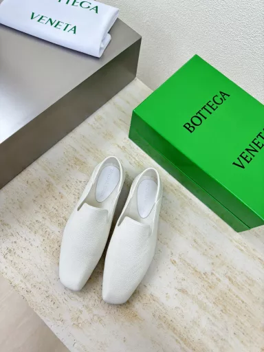 BOTTEGA VENET minimalist flat loafersReal loafers, super comfortable, cloud-like ☁️Women's Astaire loafersBlue, lychee-grained leather is another popular trend today, the ceilingExquisite flat sole, wrapped fabric, same color heel leather, carefully designed, never sloppy, durable and comfortable💯Used the same material as the originalSoft and smooth materialSexy and comfortableHand-sewn craftsmanshipThe inner lining of the foot pad is made of sheepskin, comfortable and high-end✅The outsole is made of the original mold, consistent with the genuine leather outsoleCompared to the standard💯Using original packaging✅The shoe bag uses the rubber logo printing process, the highest end in the market✅Using hot melt glue to shape the toe and heel, easy to rebound and not deform✅High heel series, wrapped fabric technologyUsing Italian computer sewing machine for upper stitching, fine workmanship💯Using original packaging, three-in-one box, treat customers sincerely
