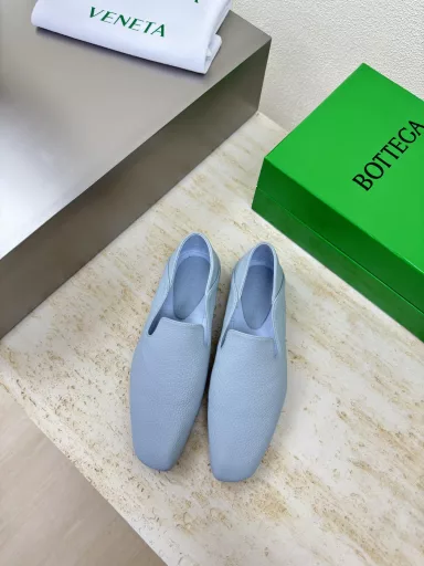 BOTTEGA VENET minimalist flat loafersReal loafers, super comfortable, cloud-like ☁️Women's Astaire loafersBlue, lychee-grained leather is another popular trend today, the ceilingExquisite flat sole, wrapped fabric, same color heel leather, carefully designed, never sloppy, durable and comfortable💯Used the same material as the originalSoft and smooth materialSexy and comfortableHand-sewn craftsmanshipThe inner lining of the foot pad is made of sheepskin, comfortable and high-end✅The outsole is made of the original mold, consistent with the genuine leather outsoleCompared to the standard💯Using original packaging✅The shoe bag uses the rubber logo printing process, the highest end in the market✅Using hot melt glue to shape the toe and heel, easy to rebound and not deform✅High heel series, wrapped fabric technologyUsing Italian computer sewing machine for upper stitching, fine workmanship💯Using original packaging, three-in-one box, treat customers sincerely
