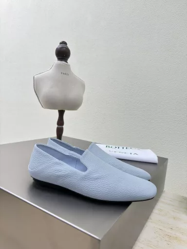 BOTTEGA VENET minimalist flat loafersReal loafers, super comfortable, cloud-like ☁️Women's Astaire loafersBlue, lychee-grained leather is another popular trend today, the ceilingExquisite flat sole, wrapped fabric, same color heel leather, carefully designed, never sloppy, durable and comfortable💯Used the same material as the originalSoft and smooth materialSexy and comfortableHand-sewn craftsmanshipThe inner lining of the foot pad is made of sheepskin, comfortable and high-end✅The outsole is made of the original mold, consistent with the genuine leather outsoleCompared to the standard💯Using original packaging✅The shoe bag uses the rubber logo printing process, the highest end in the market✅Using hot melt glue to shape the toe and heel, easy to rebound and not deform✅High heel series, wrapped fabric technologyUsing Italian computer sewing machine for upper stitching, fine workmanship💯Using original packaging, three-in-one box, treat customers sincerely