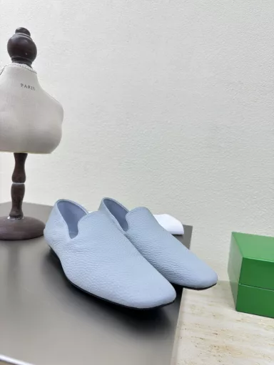 BOTTEGA VENET minimalist flat loafersReal loafers, super comfortable, cloud-like ☁️Women's Astaire loafersBlue, lychee-grained leather is another popular trend today, the ceilingExquisite flat sole, wrapped fabric, same color heel leather, carefully designed, never sloppy, durable and comfortable💯Used the same material as the originalSoft and smooth materialSexy and comfortableHand-sewn craftsmanshipThe inner lining of the foot pad is made of sheepskin, comfortable and high-end✅The outsole is made of the original mold, consistent with the genuine leather outsoleCompared to the standard💯Using original packaging✅The shoe bag uses the rubber logo printing process, the highest end in the market✅Using hot melt glue to shape the toe and heel, easy to rebound and not deform✅High heel series, wrapped fabric technologyUsing Italian computer sewing machine for upper stitching, fine workmanship💯Using original packaging, three-in-one box, treat customers sincerely