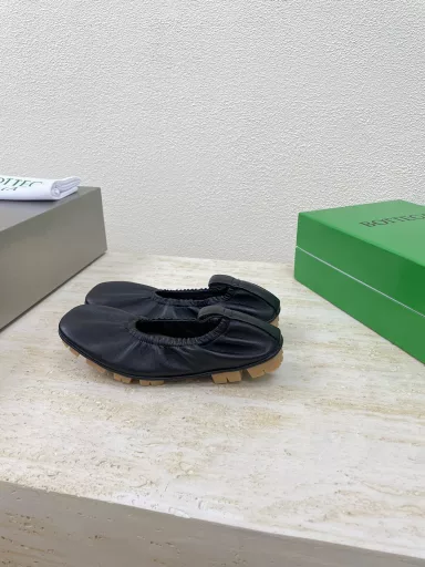 Doudou Rolled Egg Shoes BV Flat Elastic Shoes are not only comfortable to wear, but also so slimming!Comfortable commuting and stylish 💯The fabric is made of lambskin with full texture, high silk texture, smooth, high-end and no fading~~The inner sheepskin is all genuine leather and can be disassembled for inspection and poison control! 💯The outsole is made of rubber Doudou soleOne-piece molding design with three-dimensional segmentation is awesome