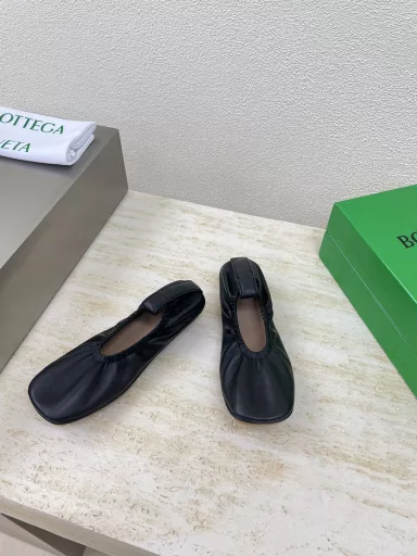 Doudou Rolled Egg Shoes BV Flat Elastic Shoes are not only comfortable to wear, but also so slimming!Comfortable commuting and stylish 💯The fabric is made of lambskin with full texture, high silk texture, smooth, high-end and no fading~~The inner sheepskin is all genuine leather and can be disassembled for inspection and poison control! 💯The outsole is made of rubber Doudou soleOne-piece molding design with three-dimensional segmentation is awesome