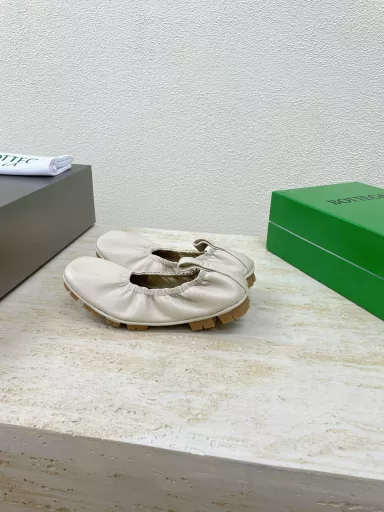 Doudou Rolled Egg Shoes BV Flat Elastic Shoes are not only comfortable to wear, but also so slimming!Comfortable commuting and stylish 💯The fabric is made of lambskin with full texture, high silk texture, smooth, high-end and no fading~~The inner sheepskin is all genuine leather and can be disassembled for inspection and poison control! 💯The outsole is made of rubber Doudou soleOne-piece molding design with three-dimensional segmentation is awesome